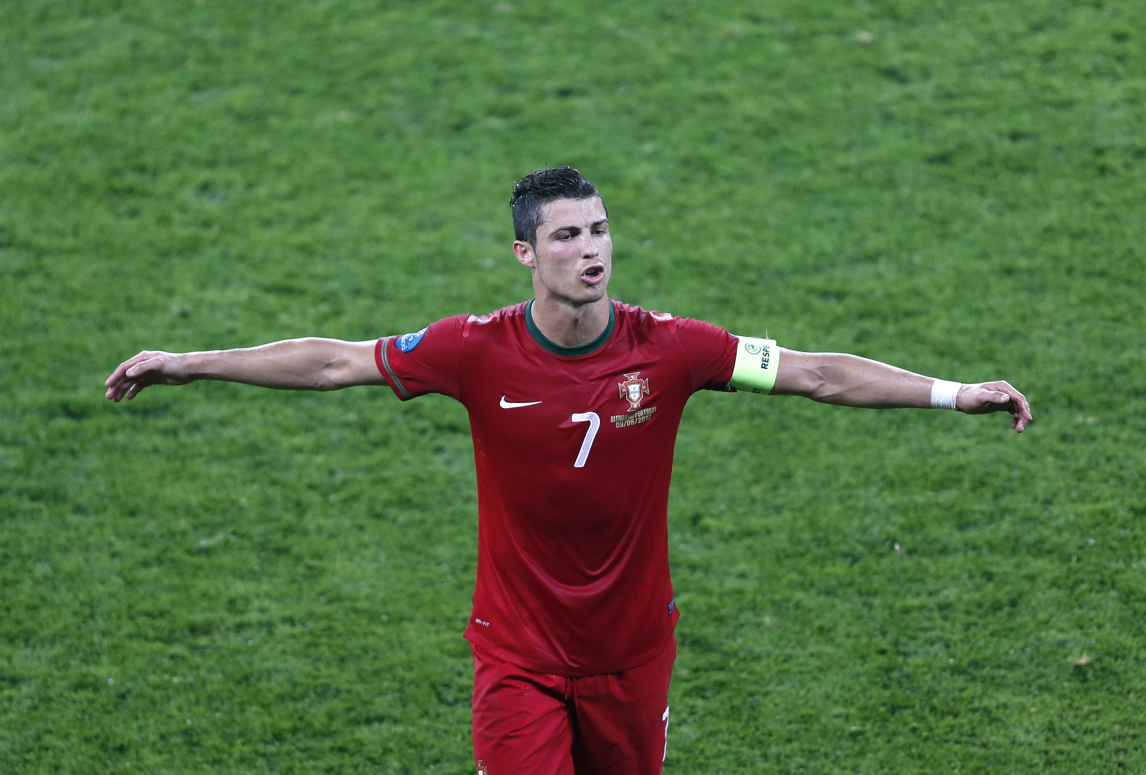 Efter premiärförlusten mot Tyskland stormade Ronaldo av planen direkt.