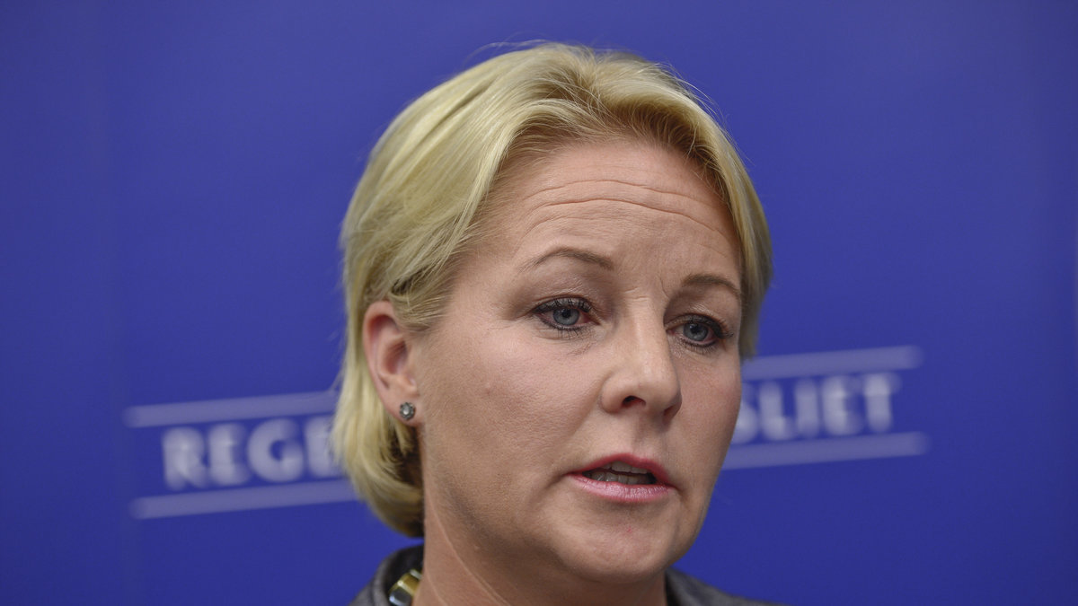Hillevi Engström (M), biståndsminister: 1 396 600 kronor.