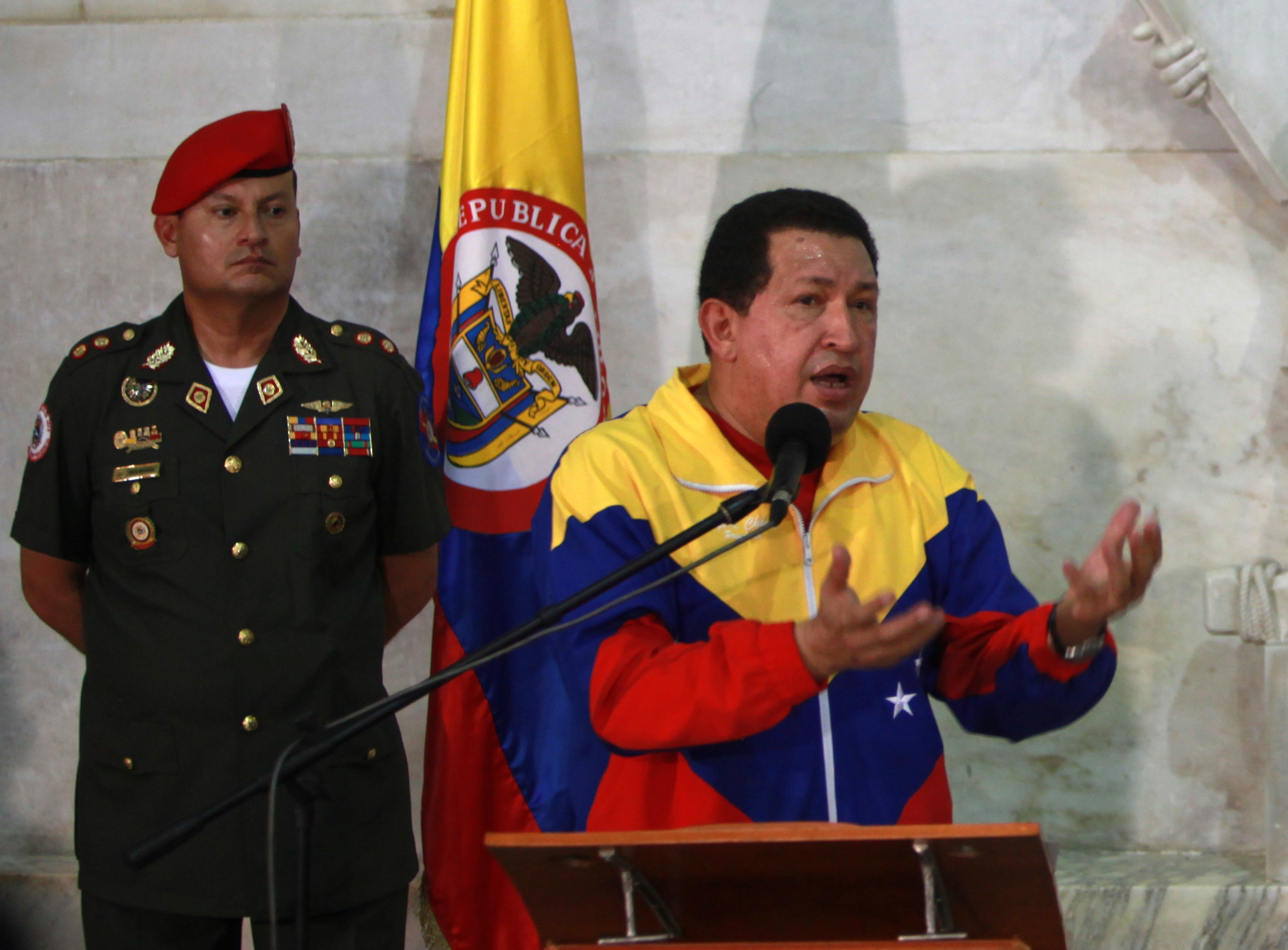 Venezuelas diktator Hugo Chávez är en av hans få kvarvarande kompisar internationellt.