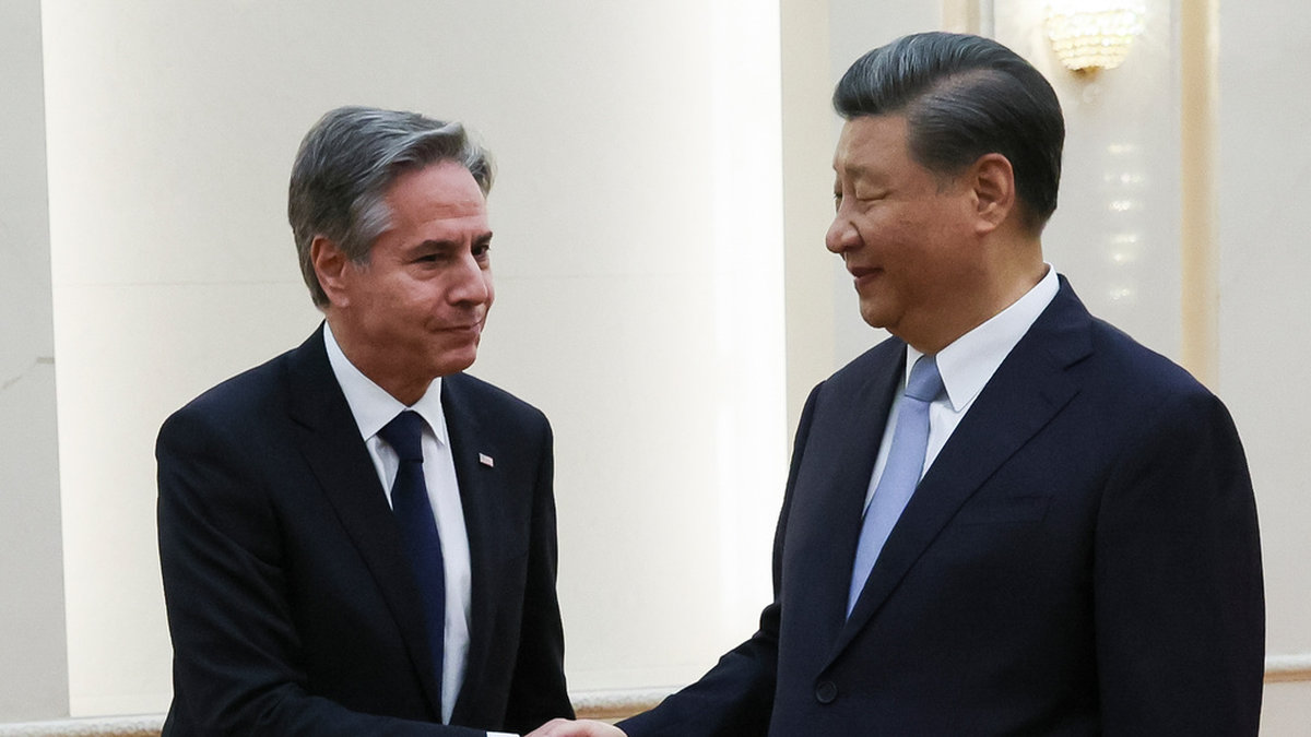 USA:s utrikesminister Antony Blinken skakar hand med Kinas president Xi Jinping i Peking.