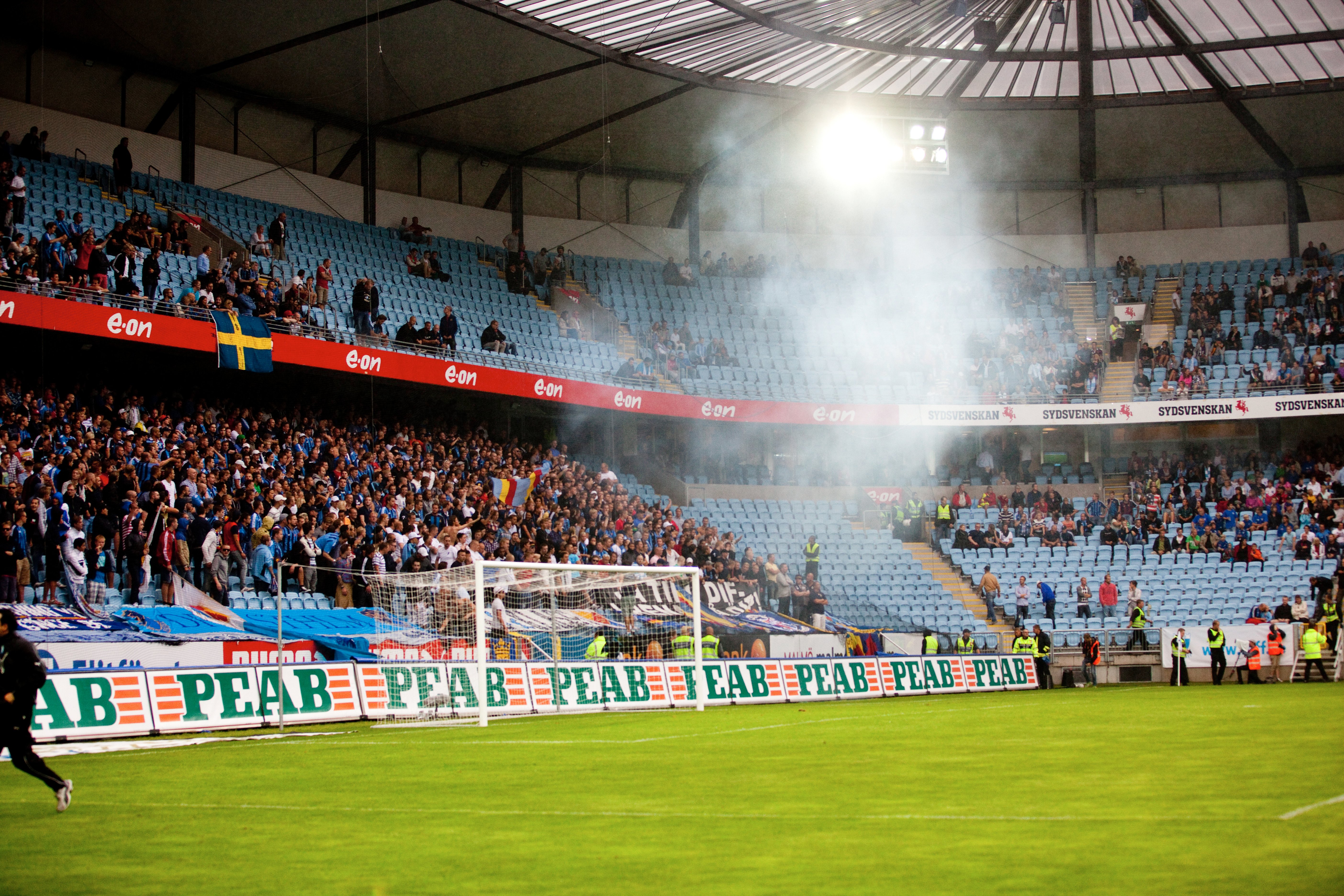 Rök från smällare i den avbrutna matchen mellan Malmö och Djurgården i slutet av juli.