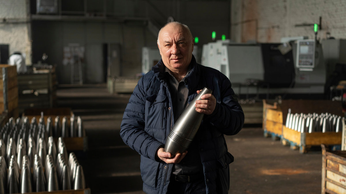 Anatolyj Kuzmin håller en nyproducerad granat vid en fabrik på hemlig ort i västra Ukraina.