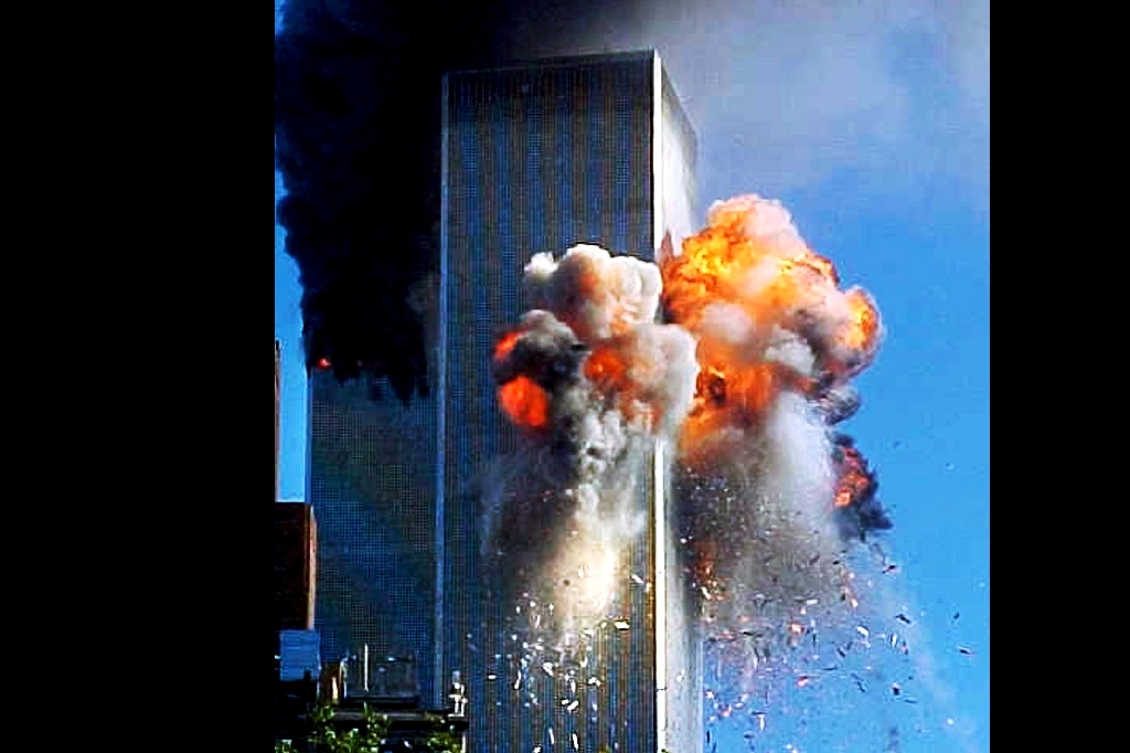 Två civil plan kapades och flög in i World Trade Centers tvillingtorn den 11 september 2001. 