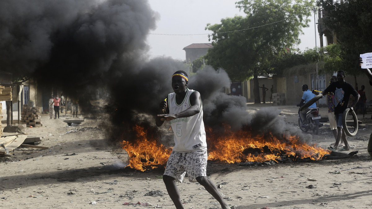 Protester i Tchads huvudstad N'Djamena i april i fjol, då den förre presidenten dog och hans son Mahamat Idriss Deby Itno tog makten.