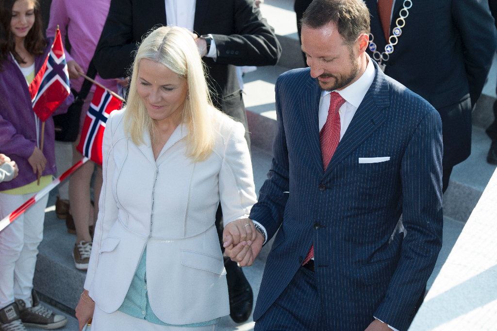 De norska kungligheterna hand i hand. 