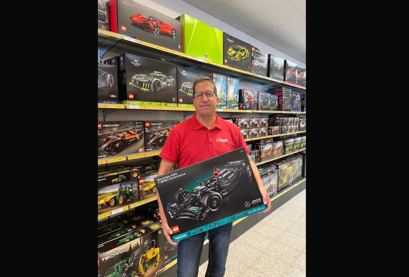 Peter Lilja som säljer Lego – vilket blivit en populär leksak för vuxna.