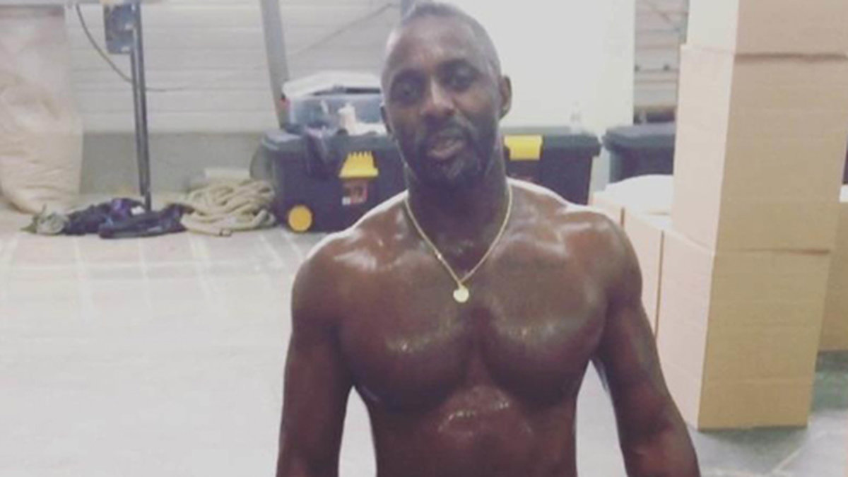 Idris Elba kör hårt på gymmet.