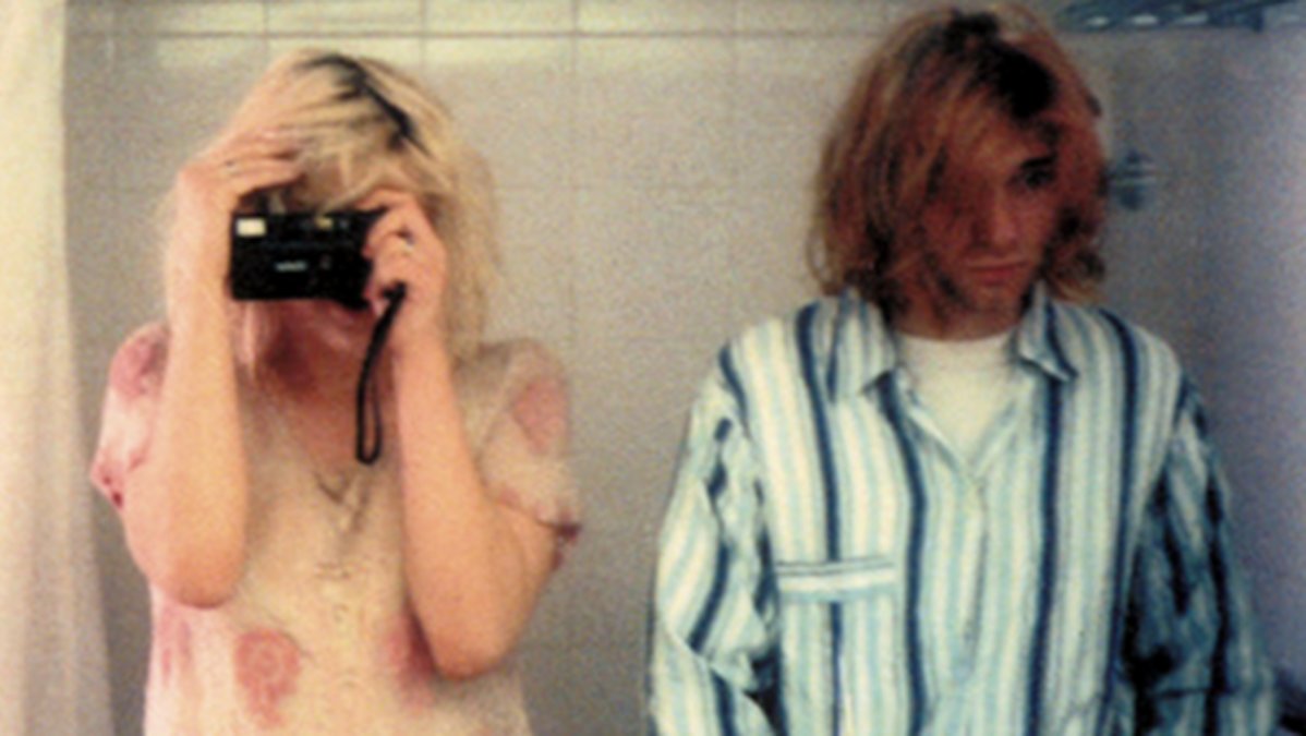 Courtney Love och Kurt Cobain i ett hotellrum i Japan 1992.