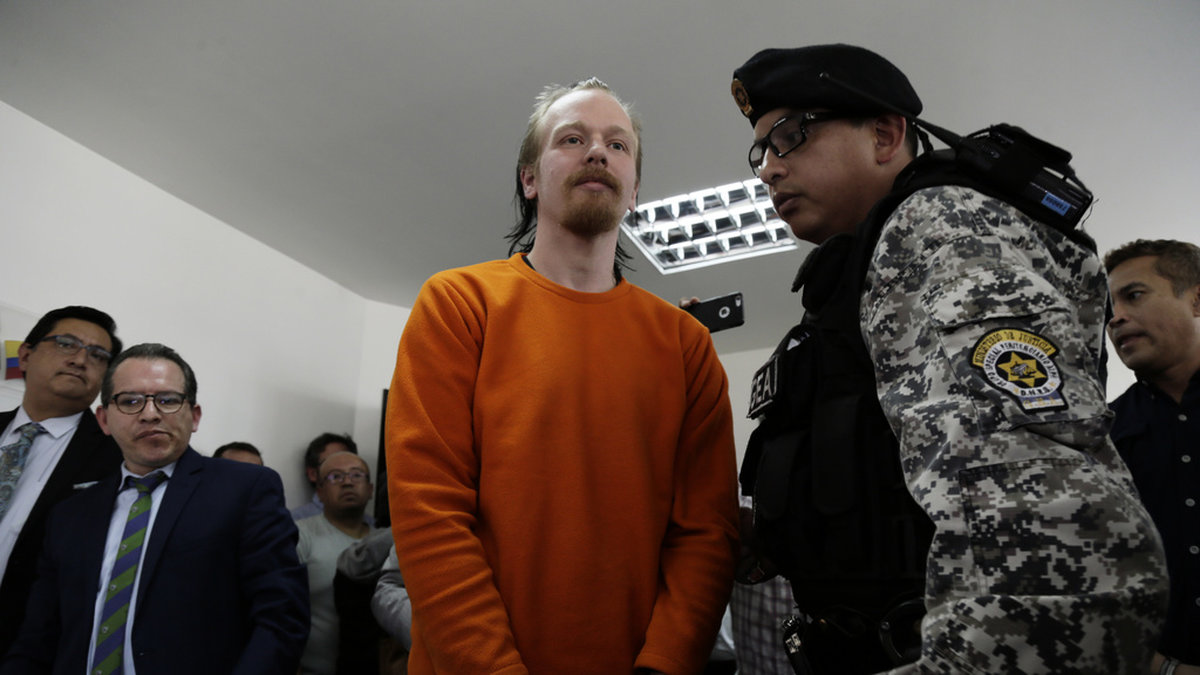 Ola Bini anländer till en domstol i Quito den 20 juni 2019. Han står åtalad för dataintrång med syfte att destabilisera Ecuadors regering under den tidigare presidenten Lenin Moreno. Arkivbild.