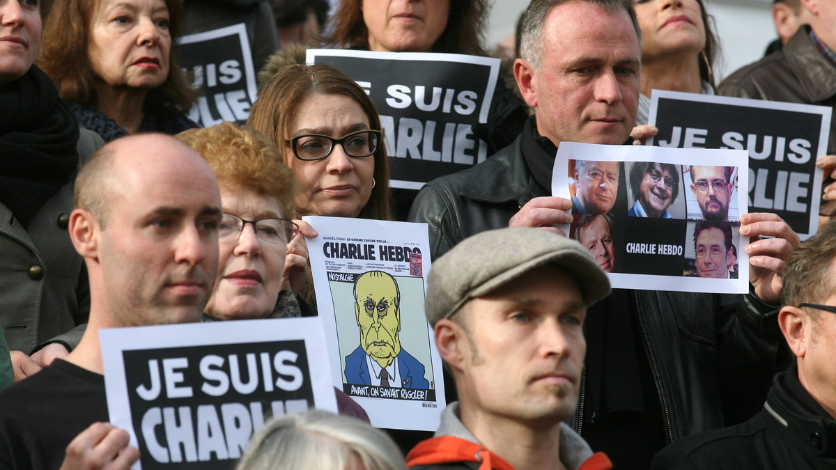 Flera har visat sitt stöd till tidningen genom att manifestera med meningen "Je Suis Charlie". Vilket betyder "Jag är Charlie". 