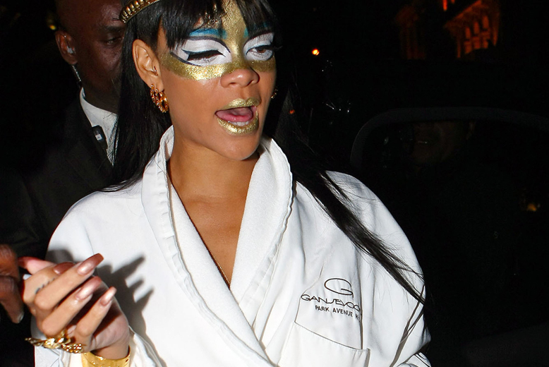 Rihanna i spårad Cleopatrasminkning.