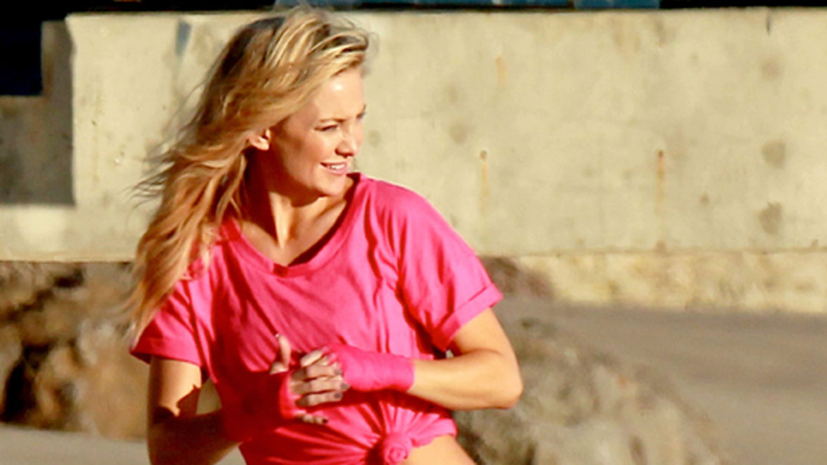 Kate Hudson kör lite karate på stranden i Malibu.