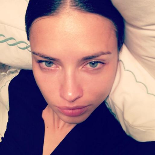 Adriana Lima tar en osminkad selfie. Adriana Lima tar en osminkad selfie.
