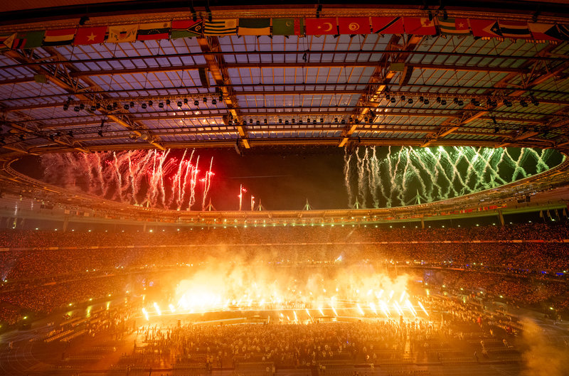 Mäktiga fyrverkerier och eld avslutade Paralympics.