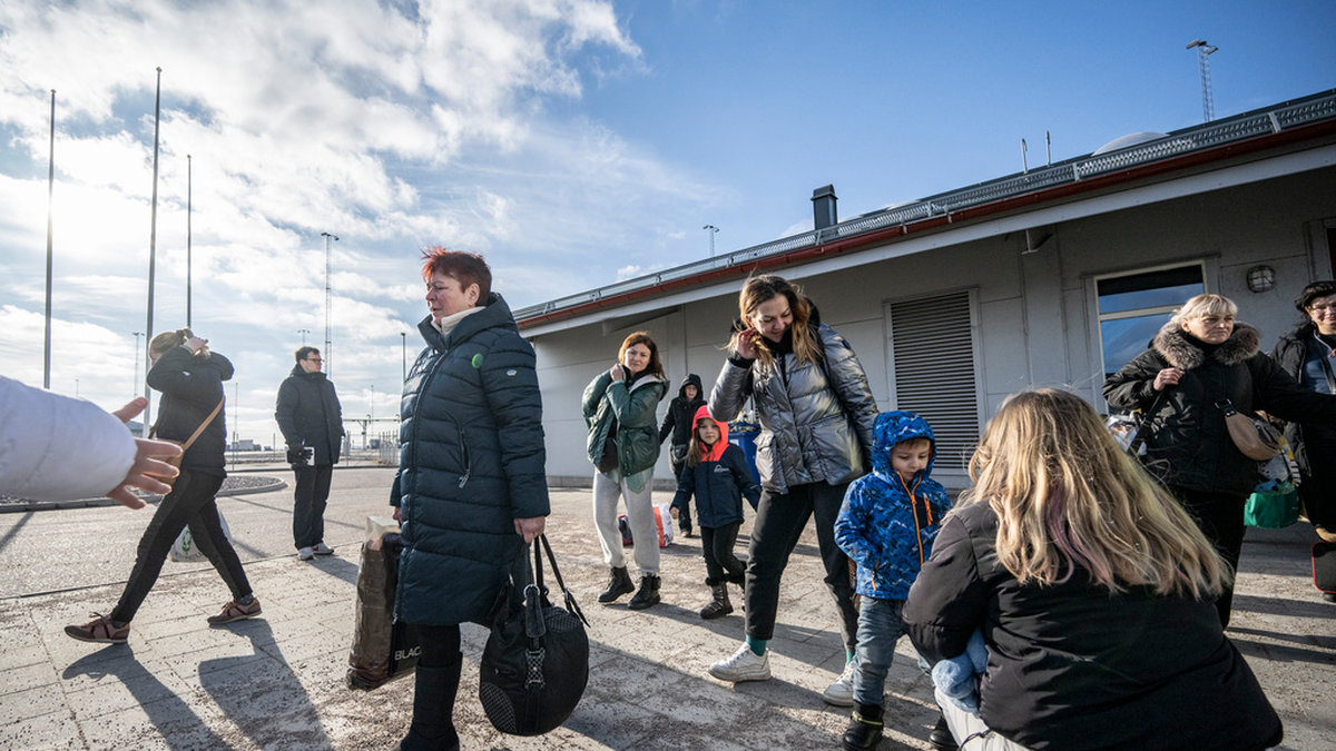 Färre ukrainska flyktingar väntas komma till Sverige än vad Migrationsverket tidigare beräknat. Här från hamnen i Karlskrona 2022. Arkivbild.