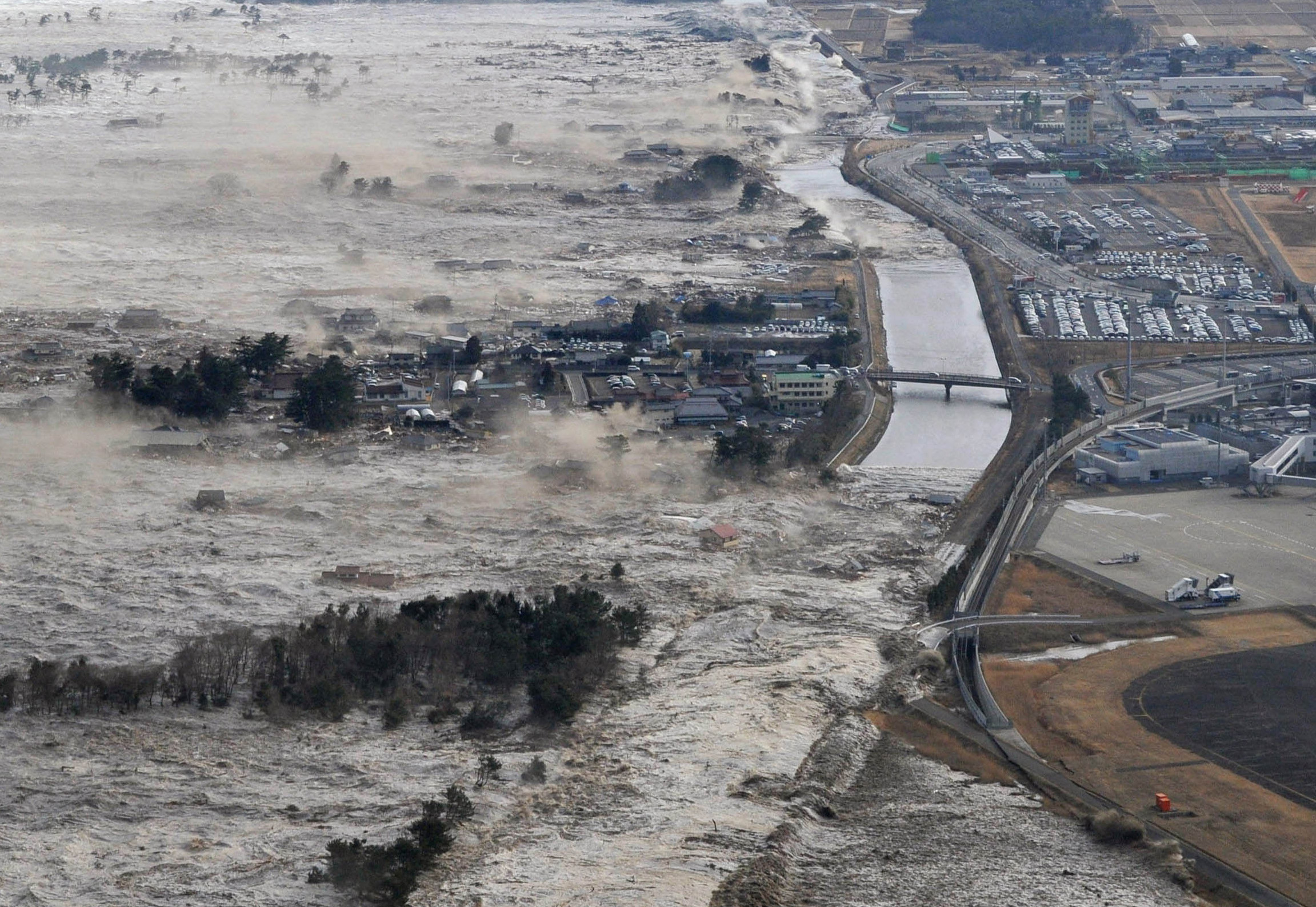 En jordbävning utanför norra delarna av Japans orsakade en tsunami som sköljde över landet och sen en kärnkraftsolycka som ledde till massevakuering.