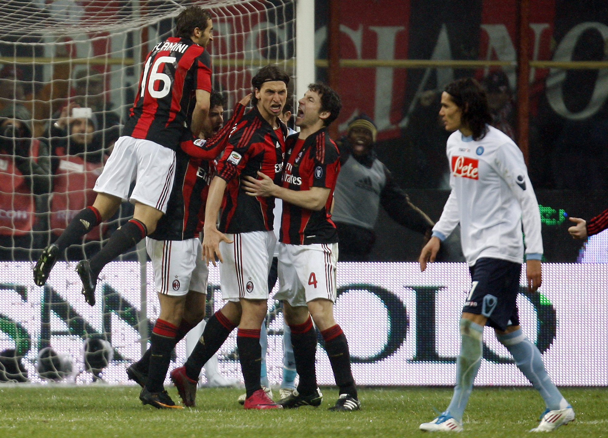 Matchen mellan Milan och Napoli slutade 3-0 till de framtida mästarna. Nu granska videoklipp från matchen.