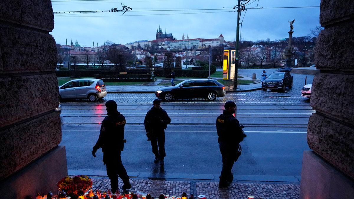 Poliser på patrull vid filosofiska fakulteten på Karlsuniversitetet i centrala Prag på julafton. Arkivbild.
