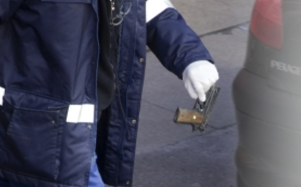 Ett av rånarnas vapen plockas upp av dansk polis.