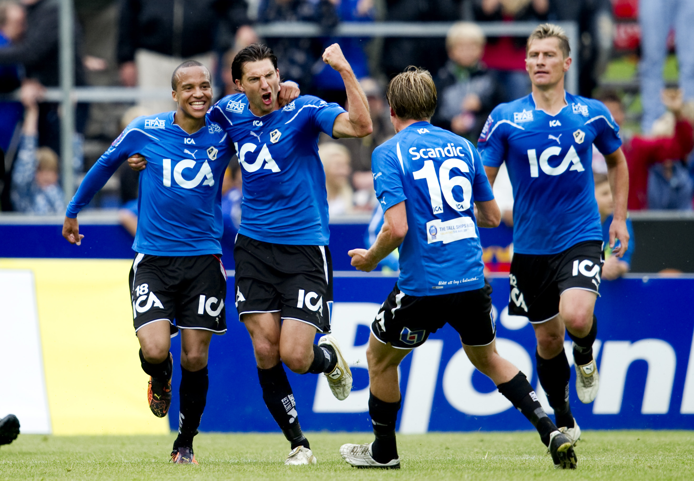 Mikael Rosén (näst längst ut till vänster) gjorde matchens enda mål.