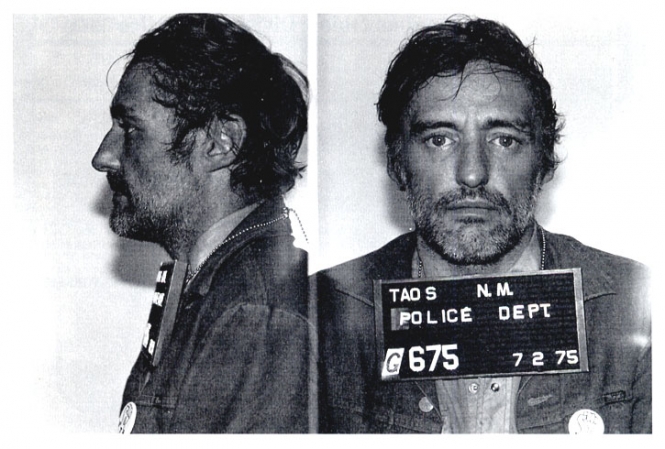 Dennis Hopper bild från 1975. Misstänkt för att ha orsakat en bilkrock. Han stack från brottsplatsen. Dennis Hopper bild från 1975. Misstänkt för att ha orsakat en bilkrock. Han stack från brottsplatsen.