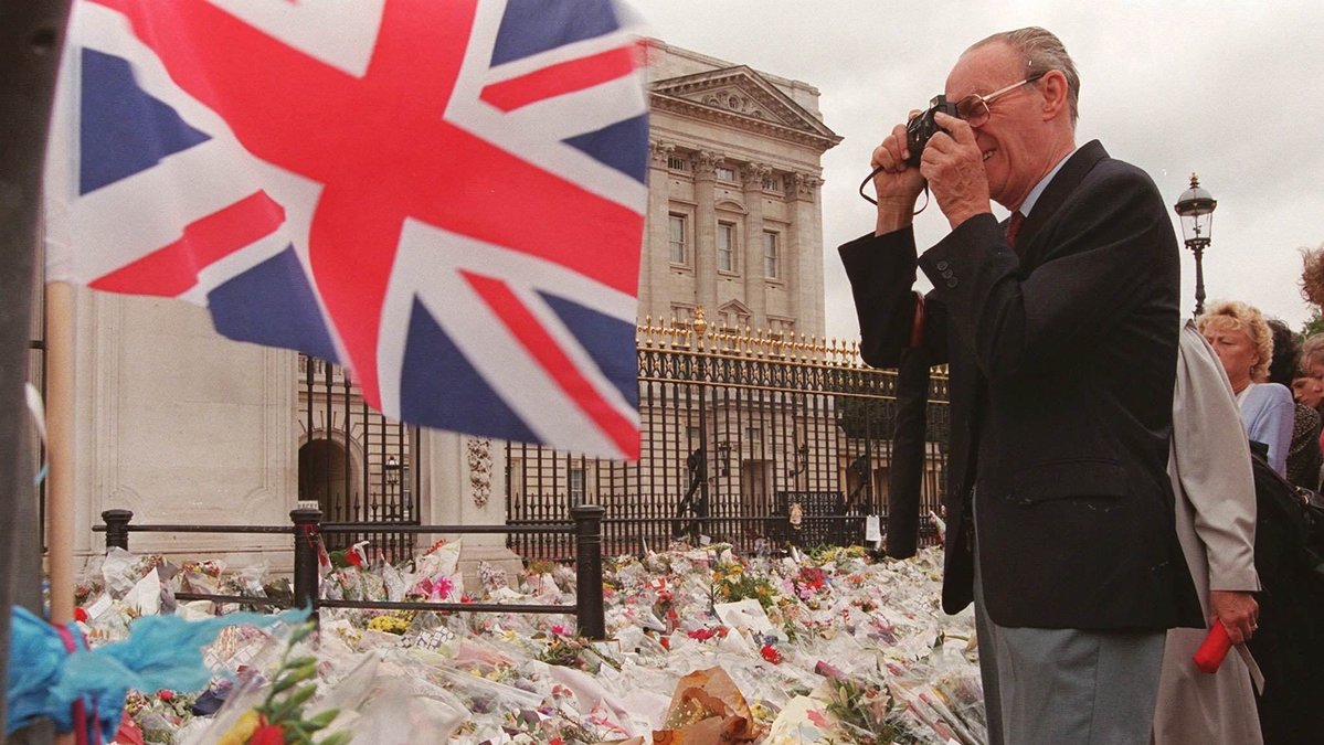 Blommor och åter blommor när Storbritannien sörjde Dianas död.