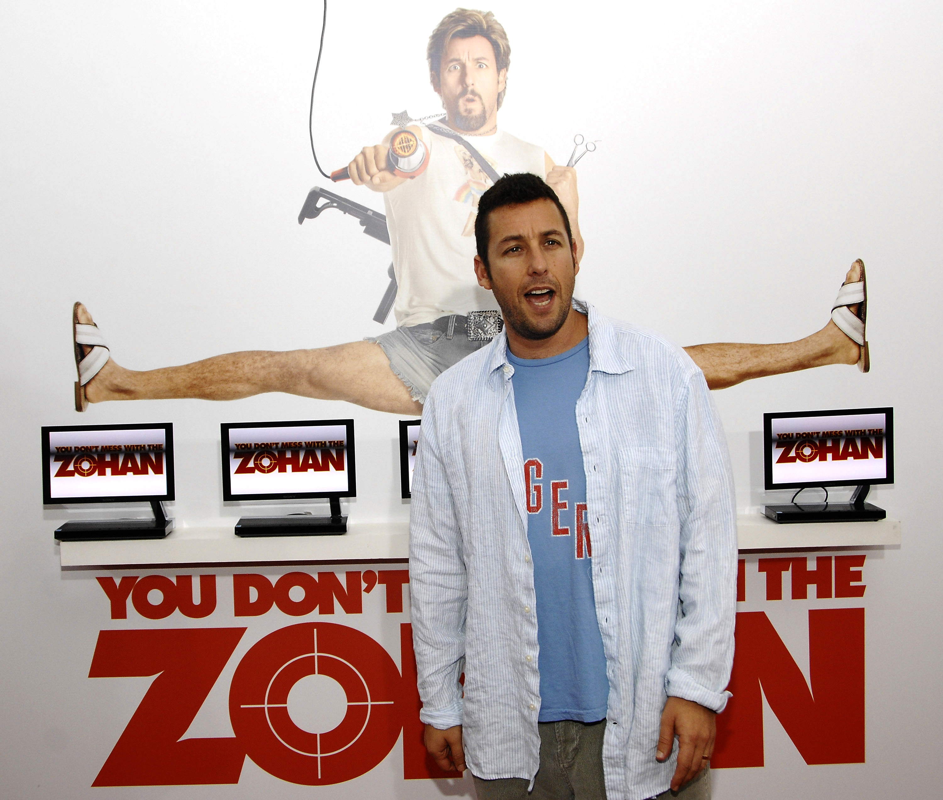 Den erkände (nåja) skådespelaren Adam Sandler har också uttryckt sitt stöd för Mitt Romney. Den erkände (nåja) skådespelaren Adam Sandler har också uttryckt sitt stöd för Mitt Romney.