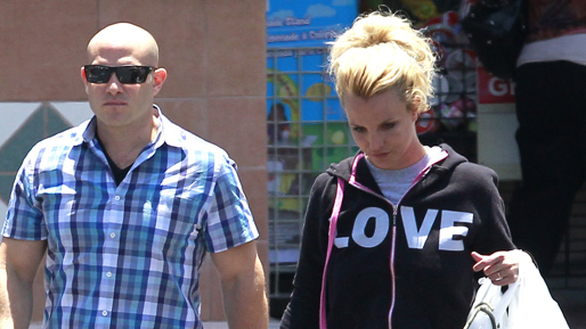 Britney, vi älskar dig. Men inte din munkis.