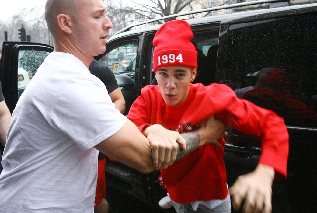 Justin Bieber fick ett rejält utbrott på sin födelsedagsfest i London, när vakterna vägrade släppa in Justins unga vänner – trots att de visste att han var känd. Justin Bieber fick ett rejält utbrott på sin födelsedagsfest i London, när vakterna vägrade släppa in Justins unga vänner – trots att de visste att han var känd.