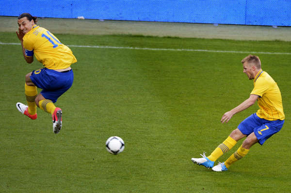 Sebastian Larsson testar skott. Sebastian Larsson testar skott.