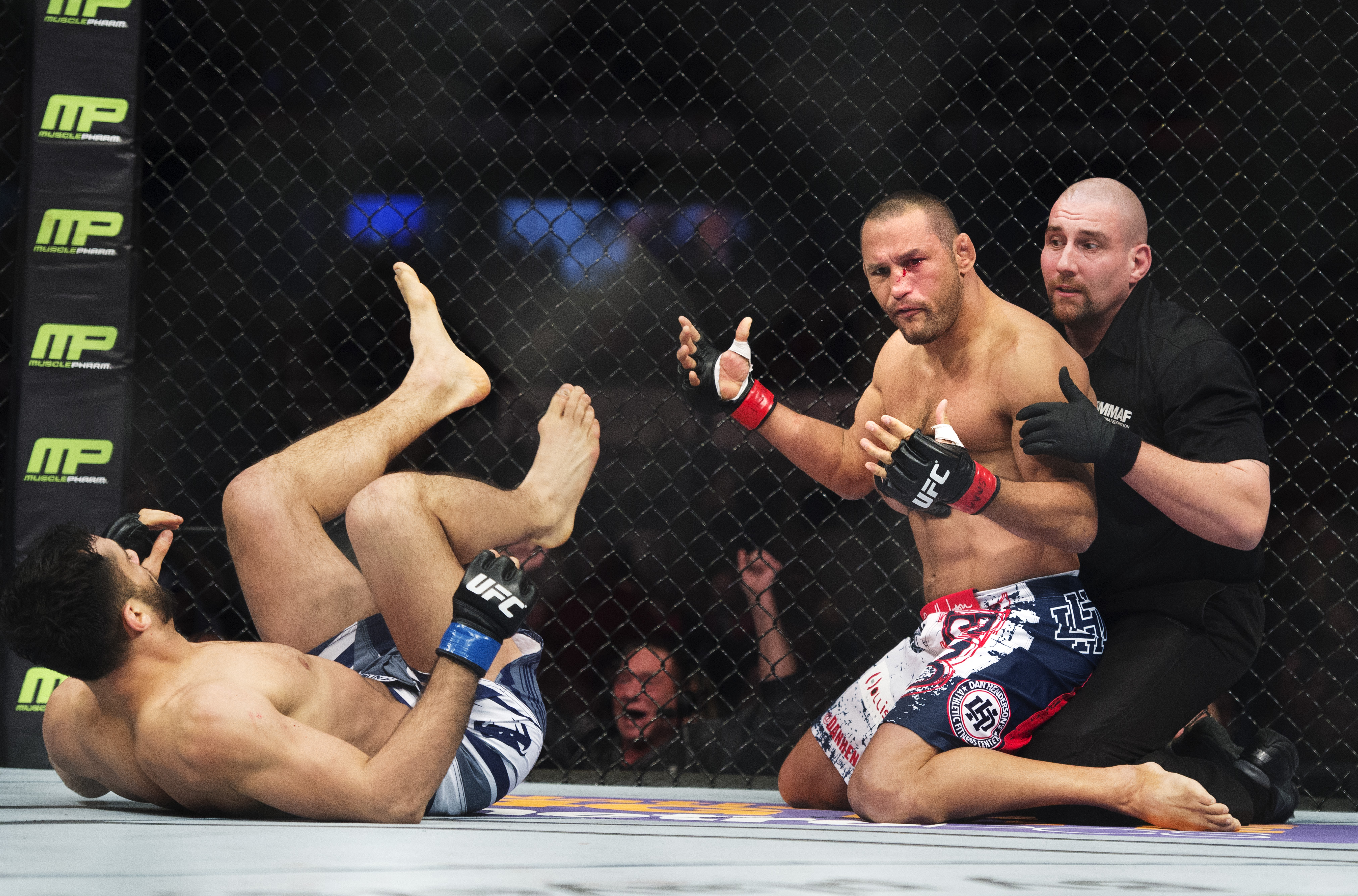 UFC-legendaren Dan Henderson blev besviken på domarens beslut att blåsa av matchen.