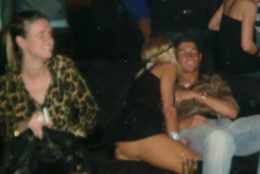 Paris Hilton sågs med Ronaldo förra sommaren. Här visar hon skinkorna för kameran.