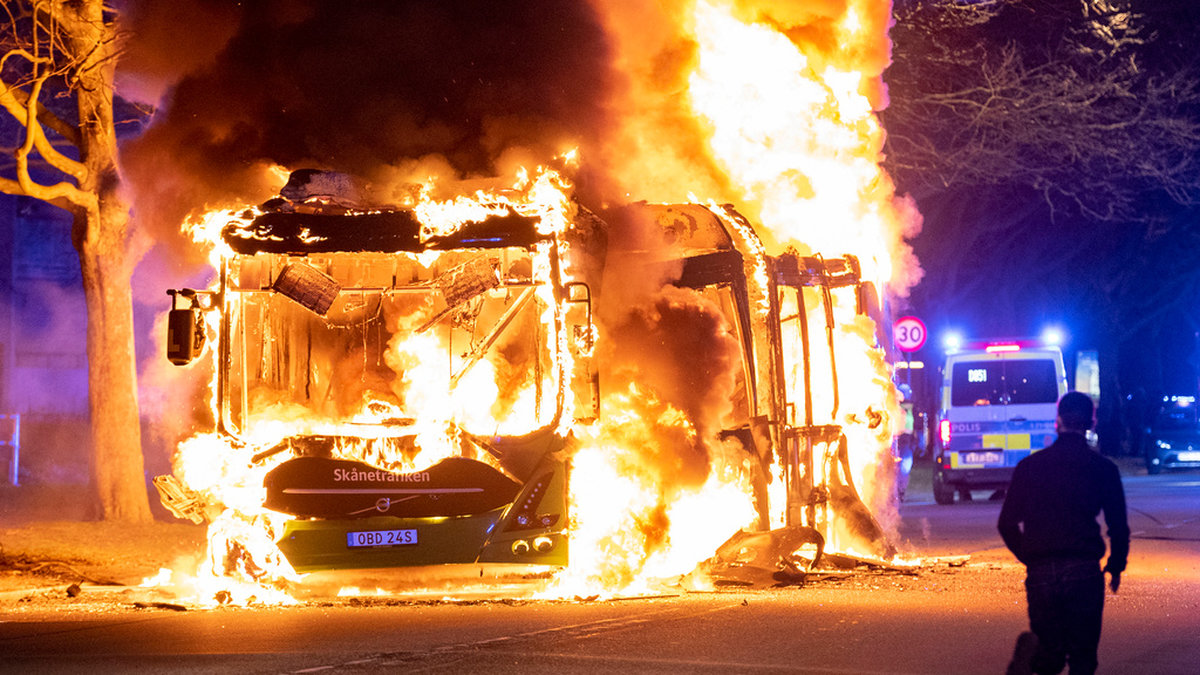 En stadsbuss i brand i Rosengård i Malmö den 16 april förra året. Arkivbild.