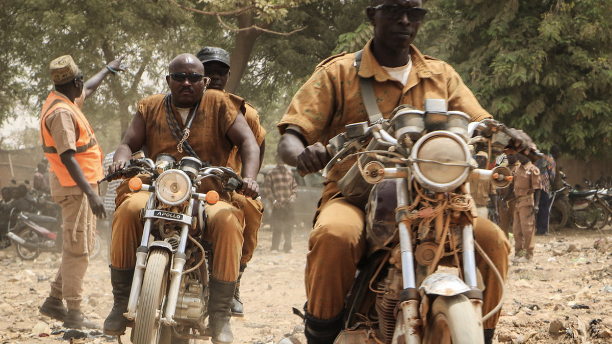 Soldater tillhörande Burkina Fasos armé på motorcyklar i huvudstaden Ouagadougou i samband med att regeringen 2020 rekryterade frivilliga för att slå tillbaka mot jihadistiska grupper. Arkivbild.