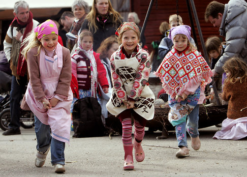 Barn som påskkärringar Barn som påskkärringar