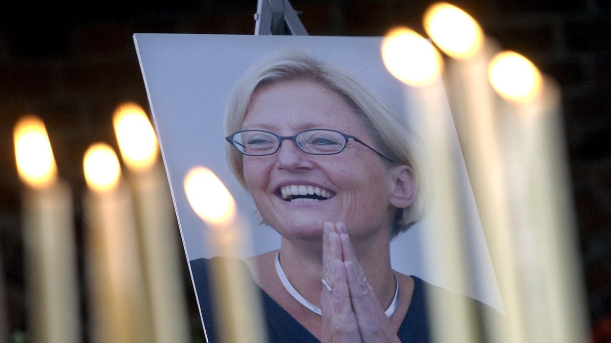Den 11 september 2003 avled utrikesminister Anna Lindh (S) efter att ha knivhuggits på NK i Stockholm.