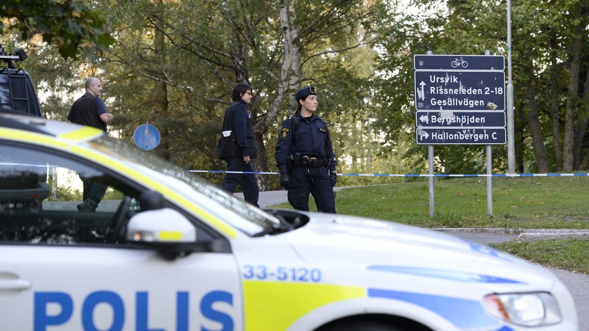 Polis bevakar platsen där en man skottskadades i Hallonbergen förra året. 