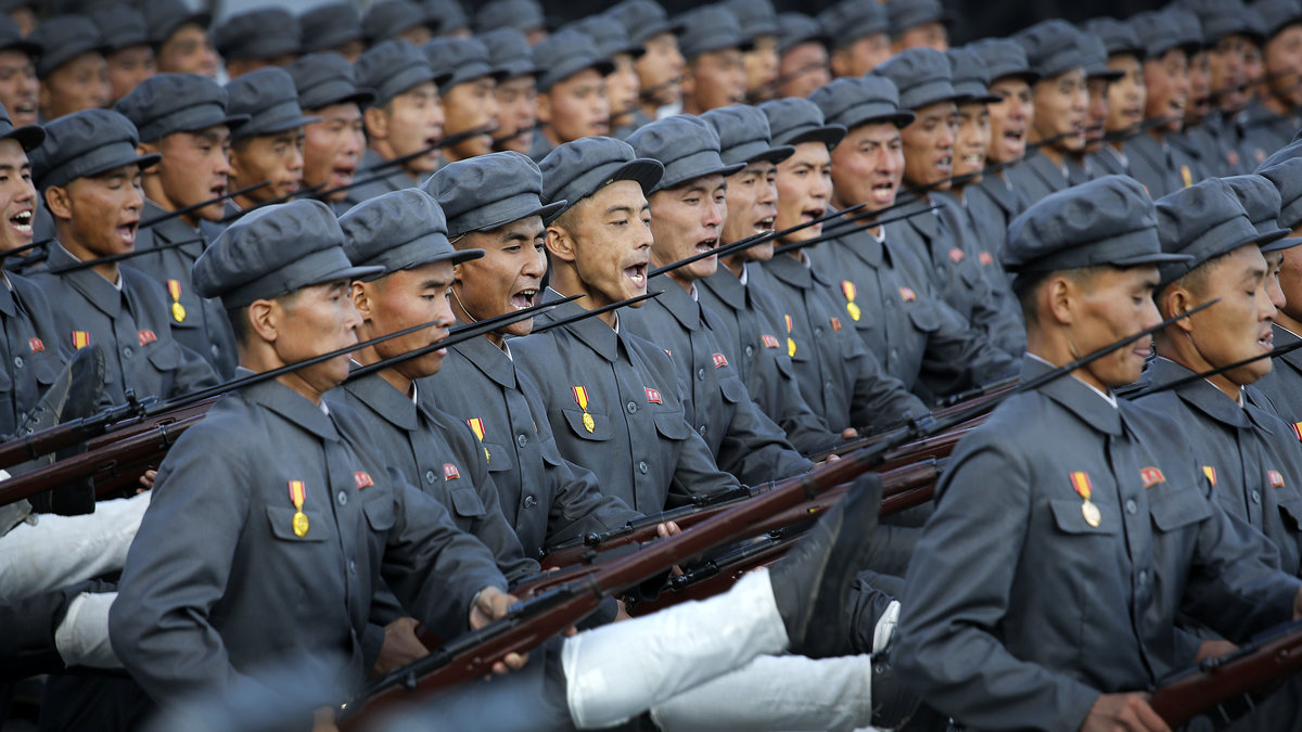 Bilder från en militärparad i Pyongyang. 