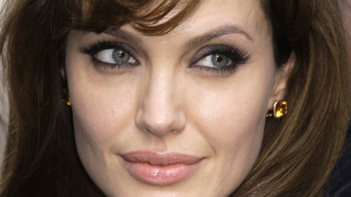 För att få riktigt kattiga ögon så använder Angelina eyelinern Terracotta loose powder eyeliner från Guerlain.
