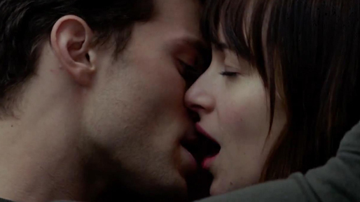 Karaktärerna Christian Grey och Anastasia Steele möts i en het kyss.