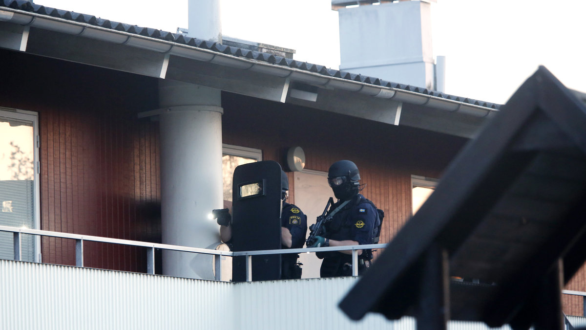Polisens piketstyrka på plats med dragna vapen vid i bostadsområdet i Svedala vid 21-tiden. 