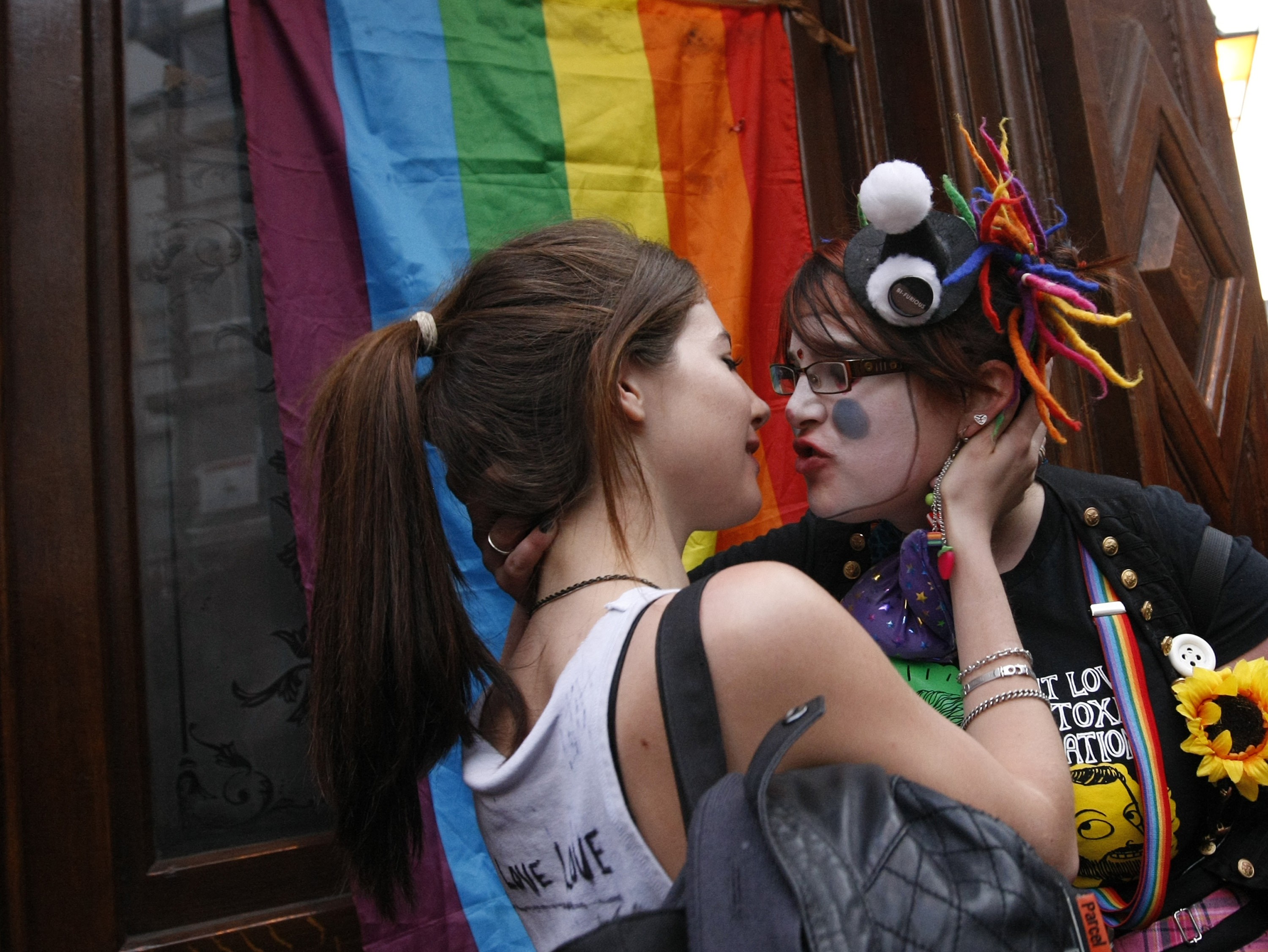 Detta resulterade i en massprotest där 600 personer dök upp för att hångla utanför den pub gayparet tidigare blivit utkastade från.