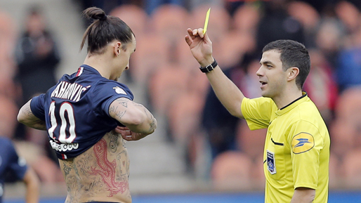 Matchens domare Franck Schneider gav Zlatan ett gult kort efter att han tagit av sin tröja. 