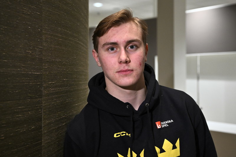 Herman Träff gjorde Juniorkronornas två inledande mål i gruppfinalen i JVM i Kanada och Sverige får nu möta Lettland i kvartsfinalen.