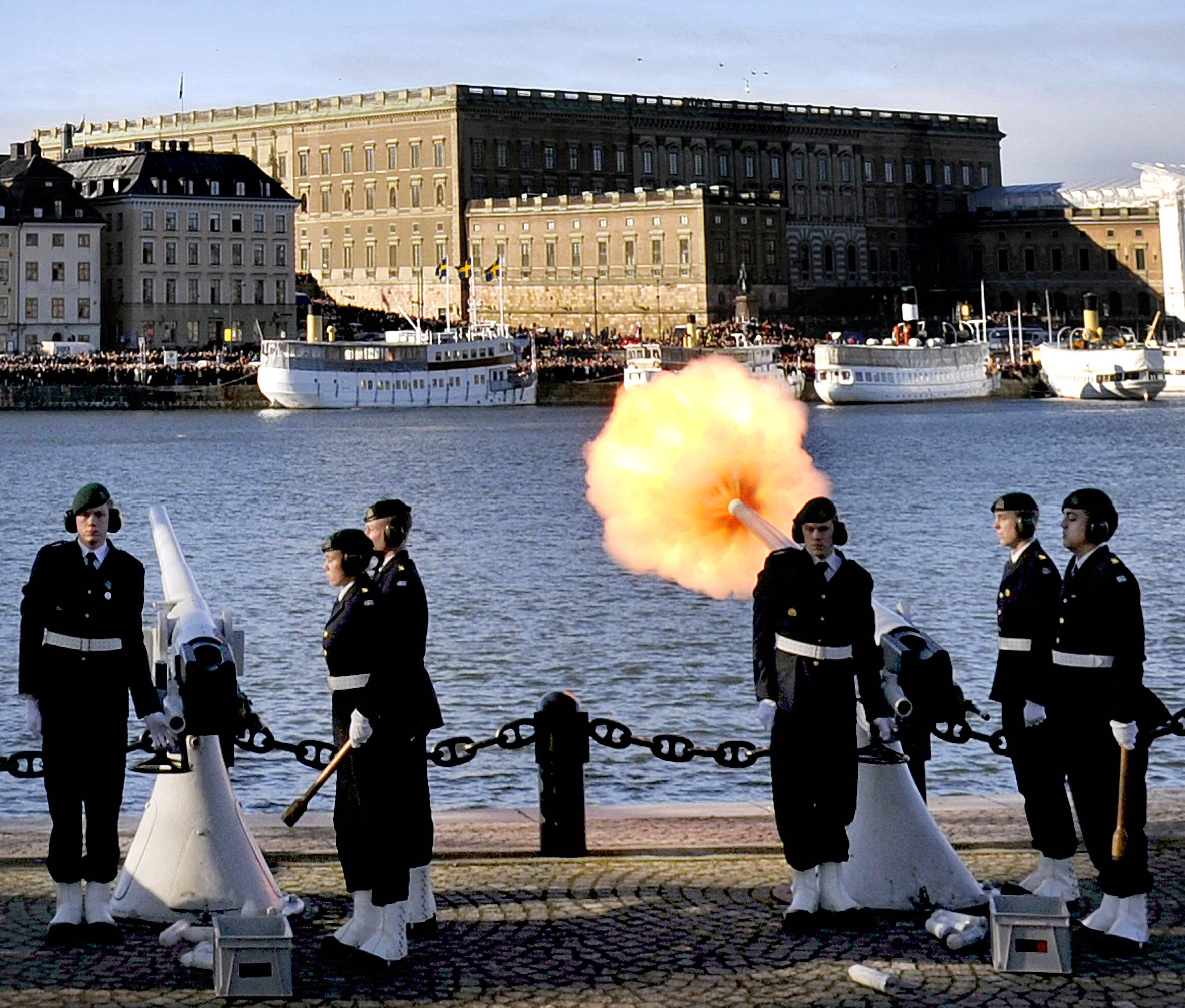 Victoria och prins Daniel fick en dotter tidigt på torsdagen. För att fira födseln sköts salut med 42 skott från Skeppsholmen av Amfibieregementet. 