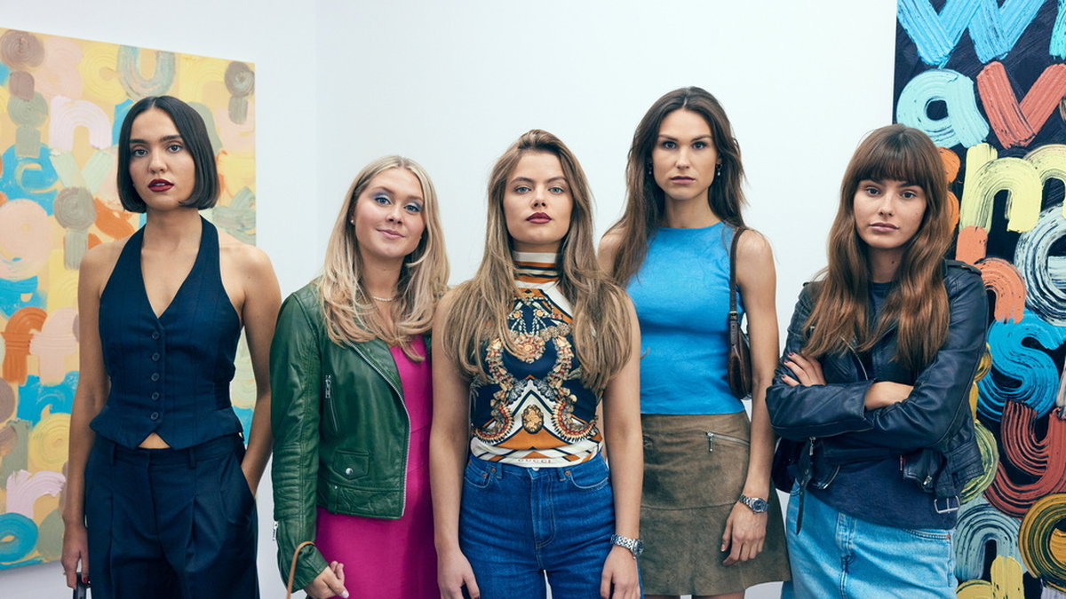 Sarah Gustafsson, Tea Stjärne, Alva Bratt, Tindra Monsen och Sandra Zubovic spelar huvudrollerna i Netflix nya svenska serie 'Barracuda queens'.