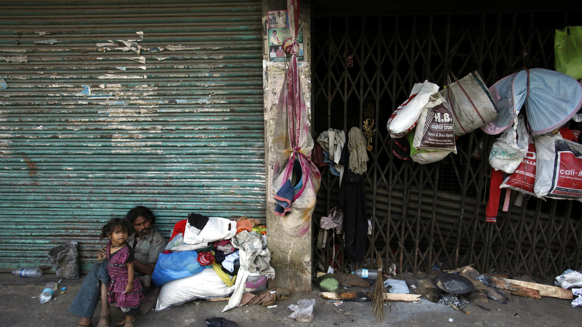 I Hyderabad, Indien, bor en femdetel av alla i slummen. Men du kan göra gott och åka dit och jobba humanitärt.