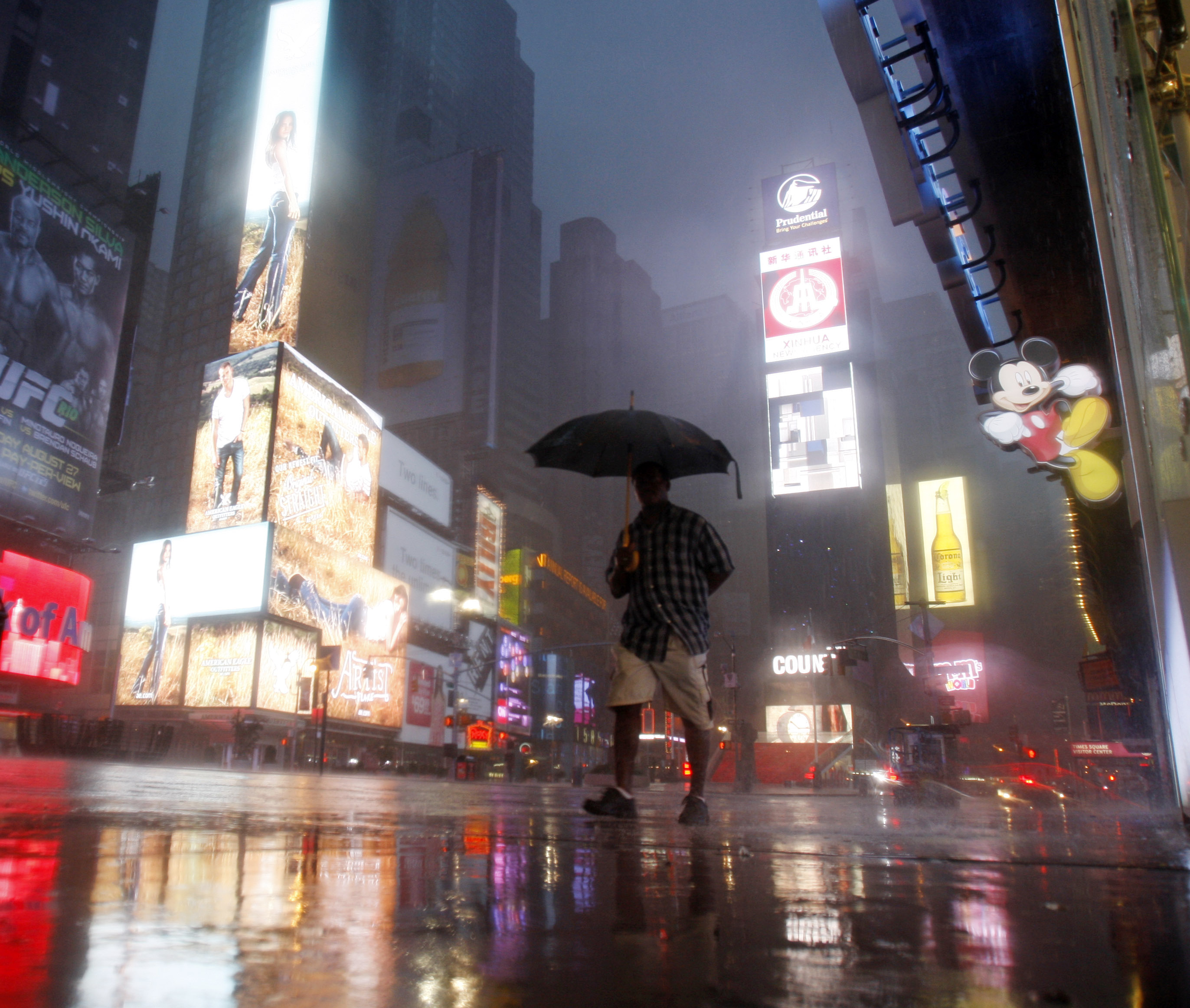 Times Square, ditt stormen Irene inte nått med full effekt. Än.