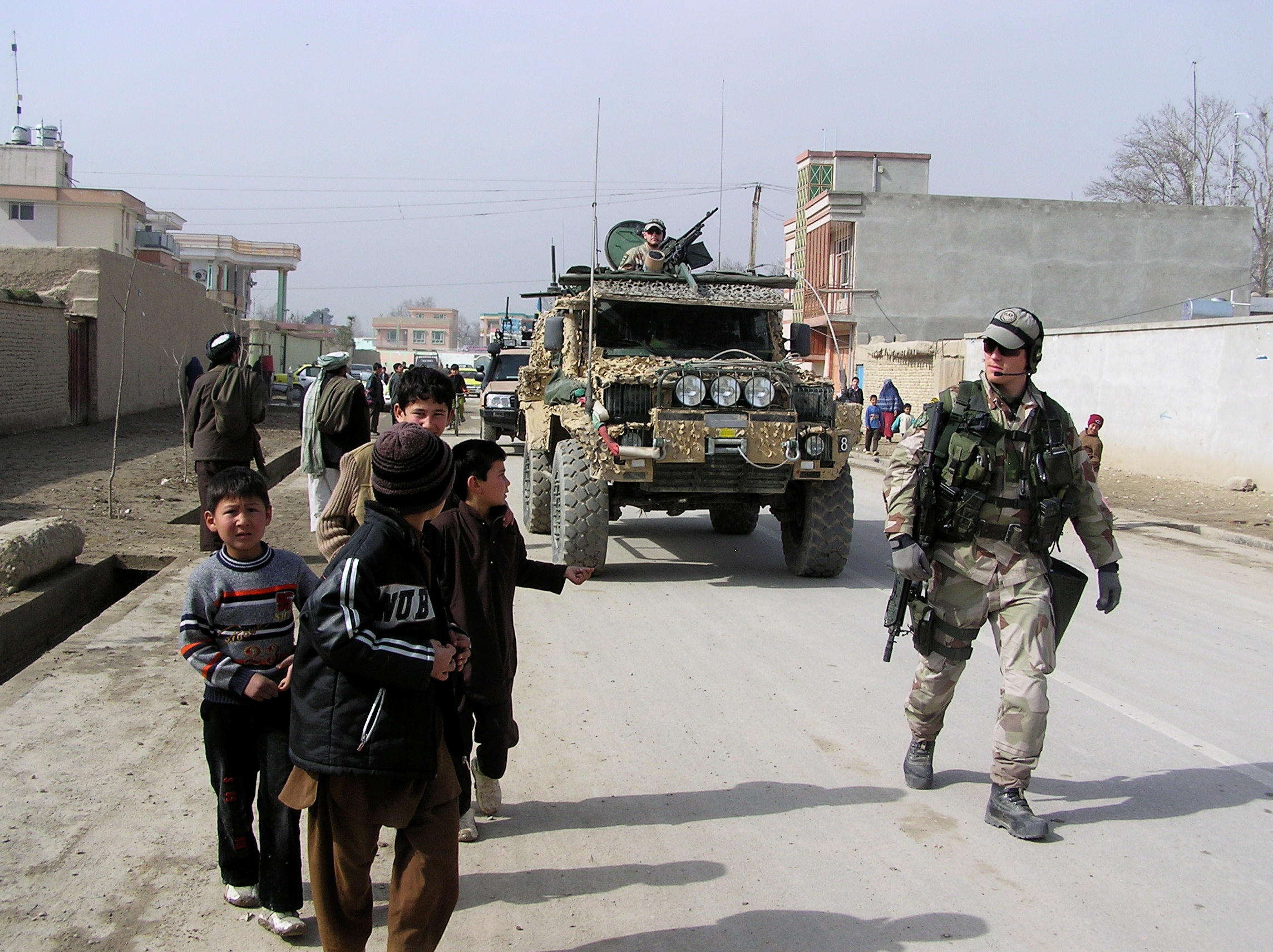 Svenska Isaf-soldater spelar fotboll med afghanska pojkar i centrala Mazar-i-Sharif.