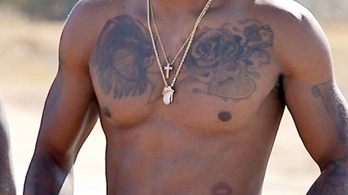 På bröstet hade han tidigare ett porträtt tatuerat av Nicki, och även hennes namn. Han har nu tatuerat över kärlekstatueringarna.